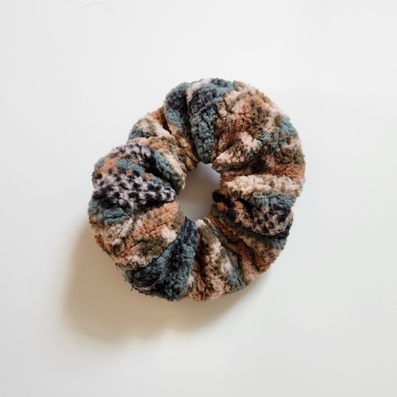 🎁 Free with purchase! American Eagle Giant Scrunchie - Picture 3 of 5